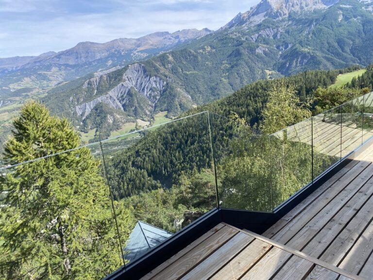 Garde corps avec vue montagne